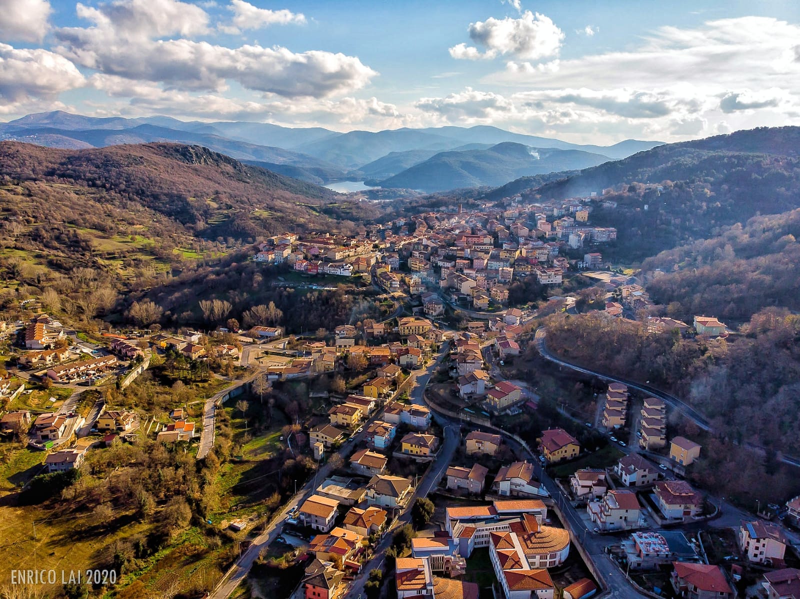 Vista dall'alto sul paese di Gavoi (NU) e la vallata che lo circonda